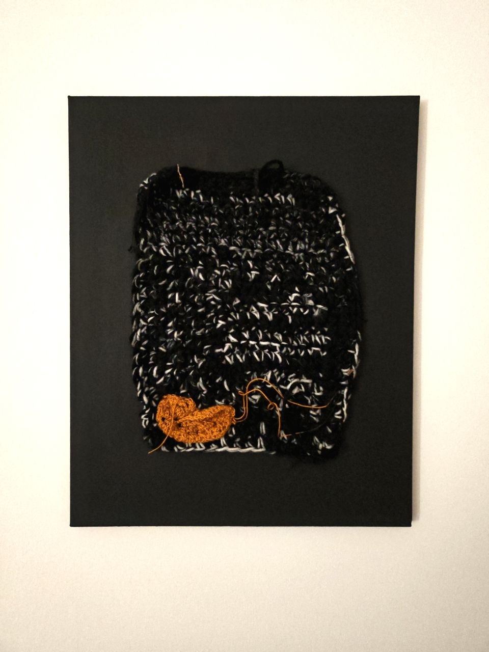 Ross.Wool · «Sospensione» — Cotone bianco e nero su tela nera con germoglio ocra, 2026